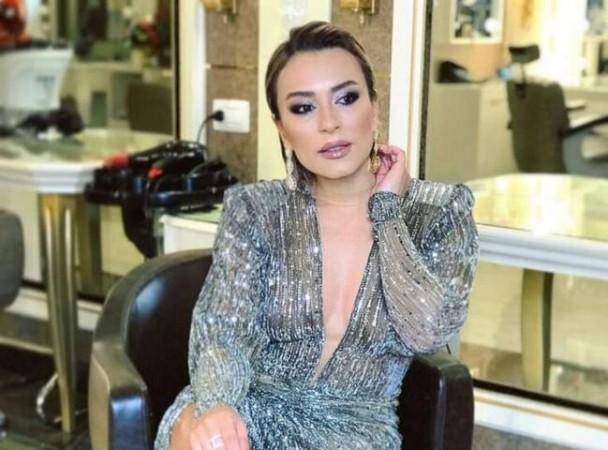 Tünzalə bu dəfə dərin yarıqlı ətəyi ilə DİQQƏT ÇƏKDİ -