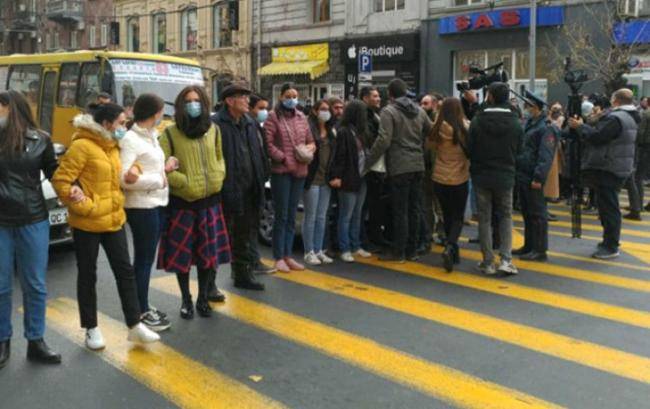 Etirazçılar İrəvanda mərkəzi küçələri bağladılar -