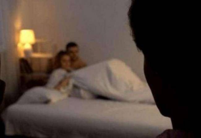 Biabırçılıq: Azərbaycanda kişi arvadını 3 kişi ilə tutdu -