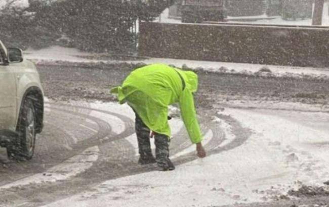 Yolun buz bağladığını görən yol polisi GÖRÜN NƏ ETDİ -