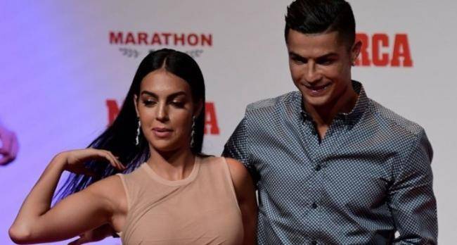 Corcina Ronaldonun 5 milyonluq yaxtasında bədənini nümayiş etdirdi -