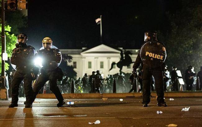 Ağ Evin yaxınlığında bıçaqlı hücum -
