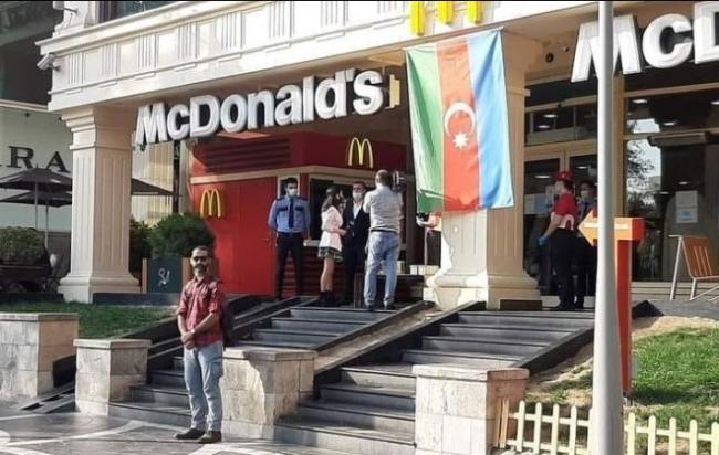 &quot;McDonalds&quot; &ouml;n&uuml;n&uuml;də dayanan H&uuml;seyn kimdir? -