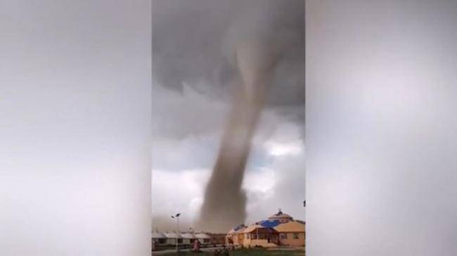 Tornado onlarla turistə xəsarət yetirdi -