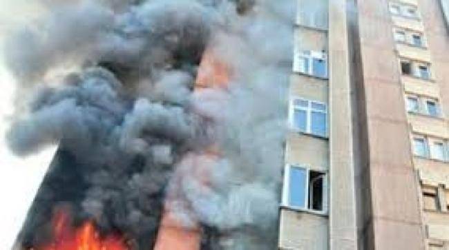 Azyaşlılar yanan binadan belə xilas oldular -