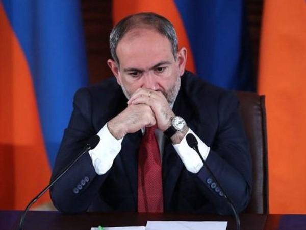 Paşinyanın qapısına qum tökdülər -