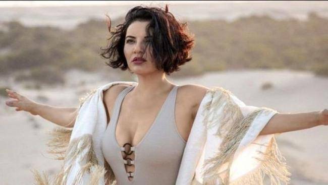 48 yaşlı müğənni bikinili şəklini paylaşdı -