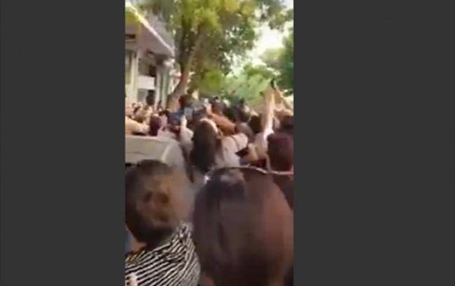 Saakaşviliyə Afinada hücum -