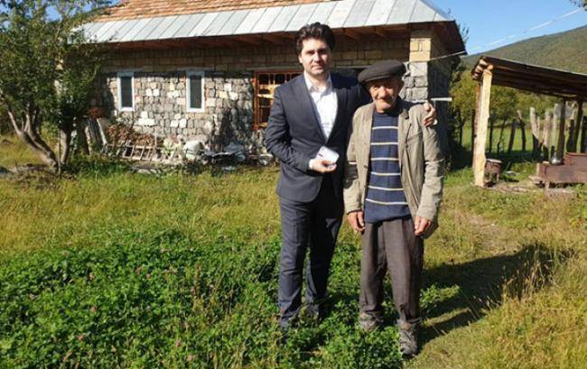 Əsgərlərə 180 manat köçürən Hikmət baba...