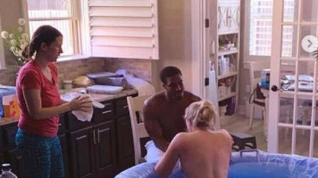 Məşhur model evdə doğuşunun fotolarını paylaşdı -