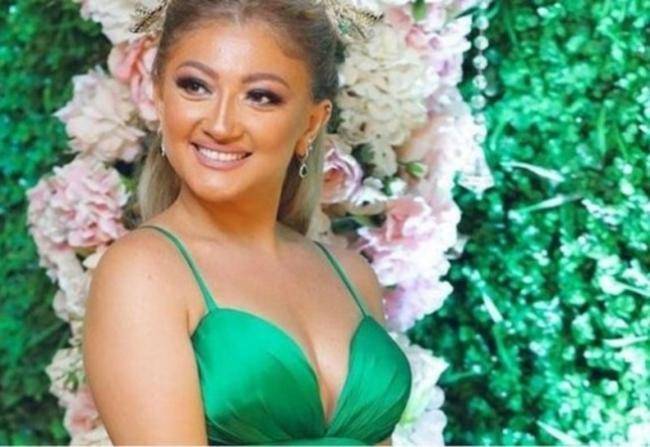 Azərbaycanlı aparıcı dənizin ortasında yataq görüntülərini yaydı -