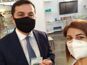 Prezidentin köməkçisi sözünün üstündə durdu: