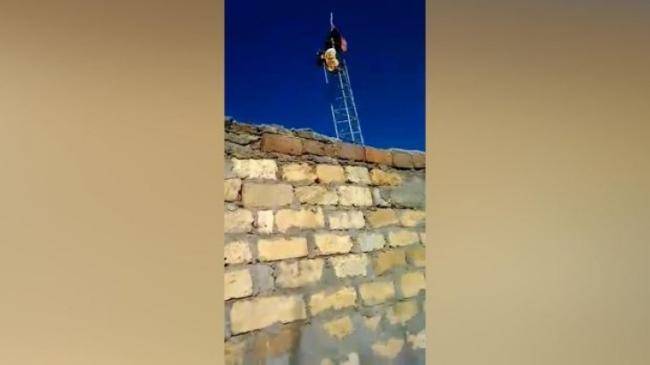 Əsgərlərimiz Ermənistan bayrağını erməninin özünə endirtdirdilər -