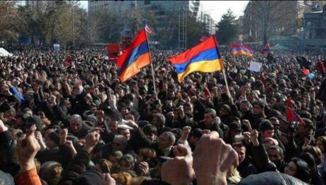 Ermənistan ''dağılır'' -