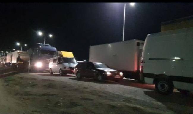 Sərt karantin rejiminə baxmayaraq, Bakıdan rayonlara axın edirlər -