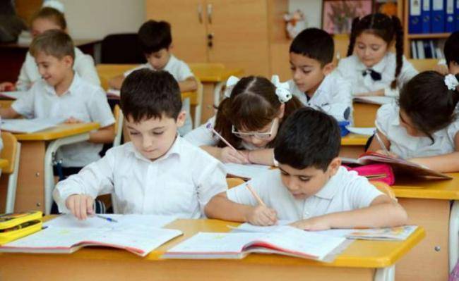 Bəzi məktəblərdə əyani dərslər həftədə 3 gün keçiriləcək
