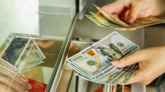 İqtisadçı: “Dollar rekord səviyyədə ucuzlaşacaq”