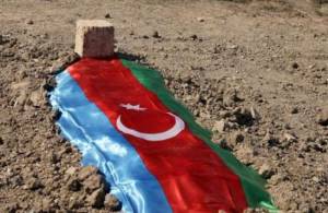 Anasının vəsiyyətinə görə Şəhidin məzarını açdı -
