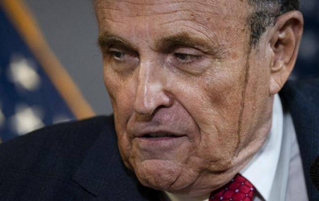 Trampı müdafiəyə etdi, özü çətin vəziyyətə düşdü -