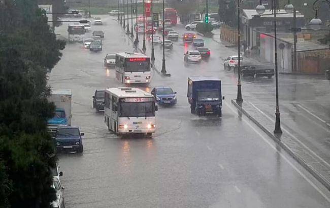 Bakıda yağış s&uuml;r&uuml;c&uuml;lərə &ccedil;ətinlik yaratdı -