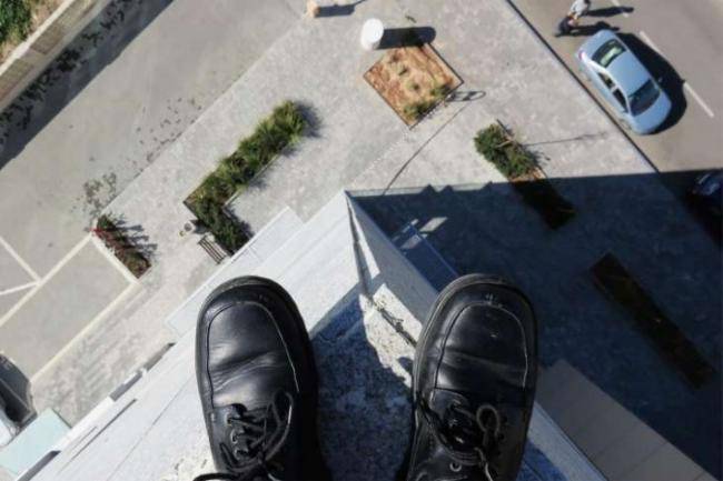 Özünü 5-ci mərtəbədən atmaq istəyən şəxs xilas edildi