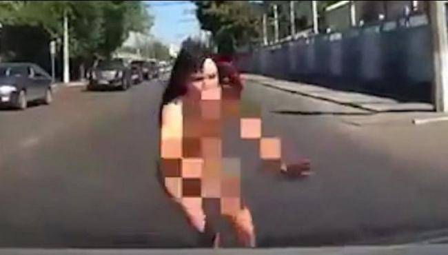 Çılpaq qadın özünü maşınların üstünə atdı -