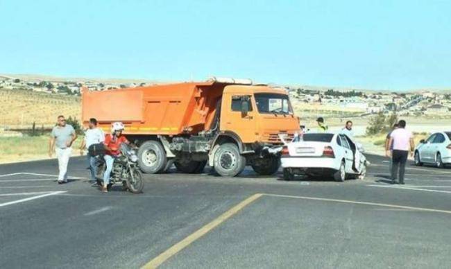 Yük və minik maşınları toqquşdu -