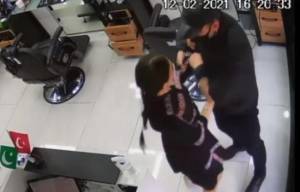 Bakıda bərbərxanada qadına qarşı zorakılıq edən polis  Xəbər şəkili