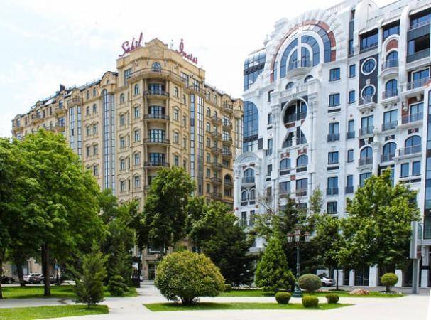 Bakıda silahlı kişi “Sahil” bağında gəzintiyə çıxdı -