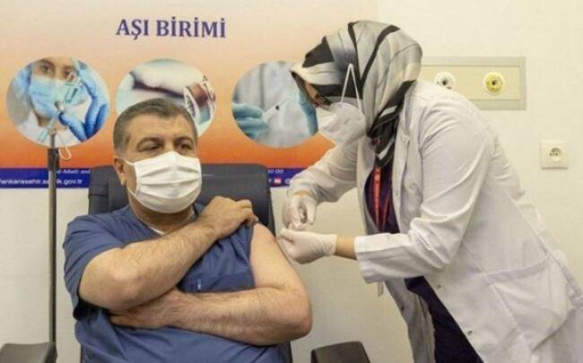 Türkiyənin səhiyyə naziri canlı yayımda peyvənd edildi -
