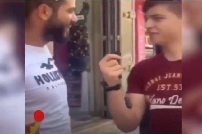 Pul qarşılığında düşmən ölkənin bayrağını öpməyi təklif etdi -