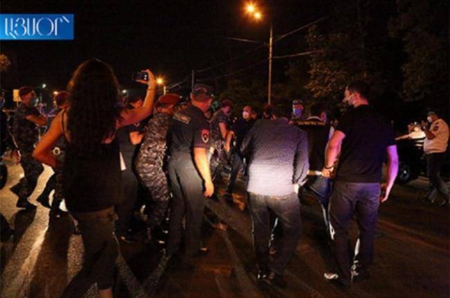 Ermənistanda polis aksiya iştirakçılarına güc tətbiq etdi