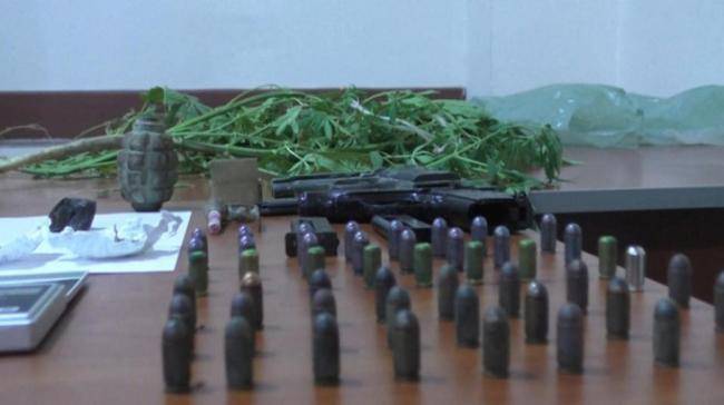 Keçmiş məhkumdan narkotik və silah-sursat götürüldü -