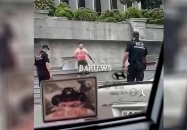 Gənc oğlan Milli Məclisin binasının qarşısında özünü doğradı -