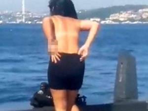 Qadın bulvarda lüt soyunub, dənizə girdi - Xəbər şəkili