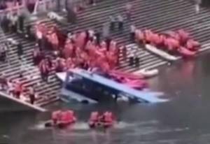Şagirdləri daşıyan avtobus yoldan çıxdı: 21 ölü, 15 yaralı -