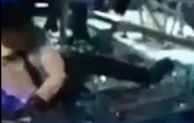 Bakıda səhnə musiqiçilərin üstünə aşdı -