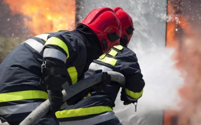 Bakıda &ccedil;oxmərtəbəli binada yanğın başladı