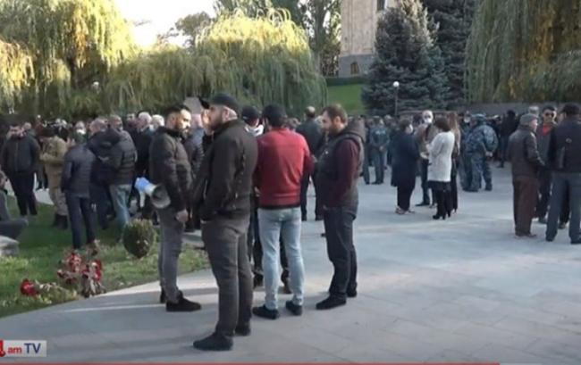 İrəvanda parlament binasının qarşısında etiraz aksiyası