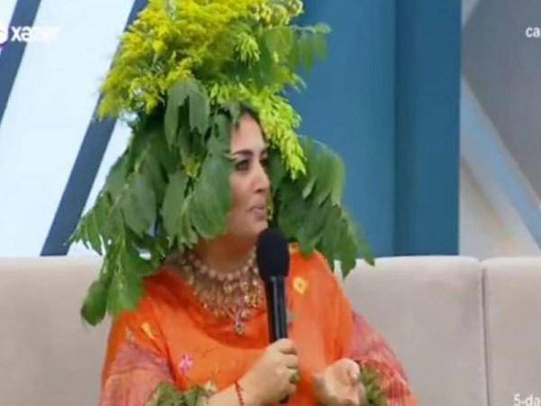 Elza Seyidcahan canlı efirə qeyri-adi imicdə çıxdı -