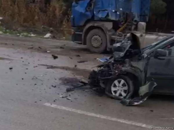 Bakıda &quot;KİA&quot; y&uuml;k maşınına &ccedil;ırpıldı - 