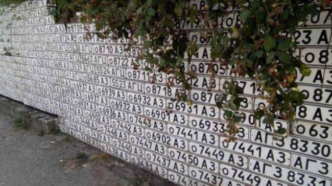 Kəlbəcərdə Azərbaycan maşın nömrələrindən ibarət divar aşkar olundu -