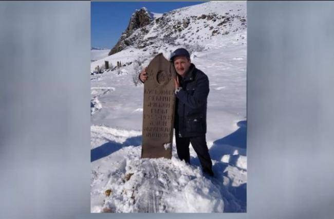 Düz 28 il sonra anasının qəbrini ziyarət etdi - VİDEO