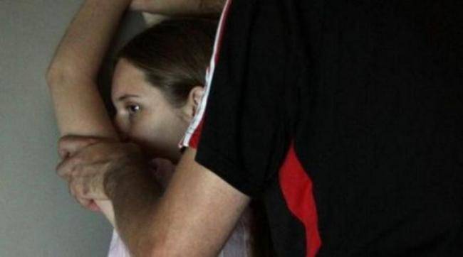 Polis 15 yaşlı qızı zorladı, şəkillərini çəkib paylaşdı