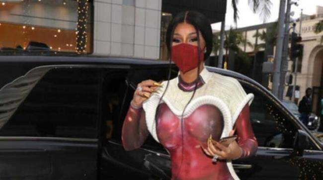 Məşhur müğənni marketə elə geyimdə getdi ki... - VİDEO