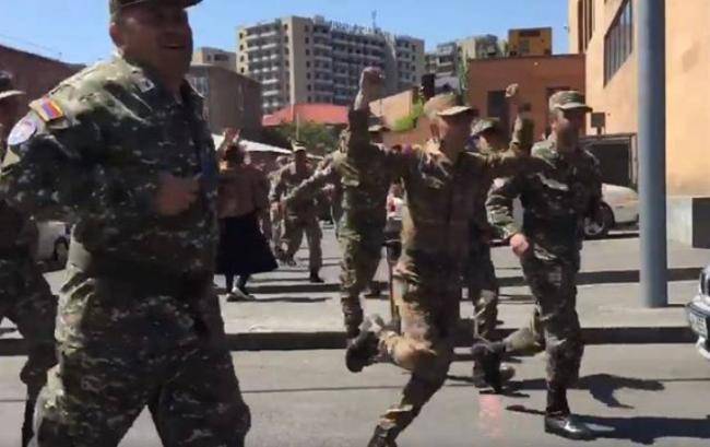 Erməni hərbçilər arasında dava -