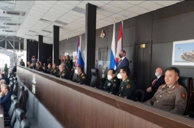 Müdafiə naziri “Tank biatlonu”nun finalını izlədi -