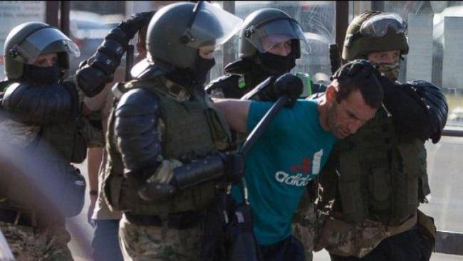 Güc strukturlarının bölmələri Minski tərk etdi