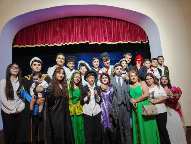 Məktəbliləri teatr səhnəsində Xəbər şəkili