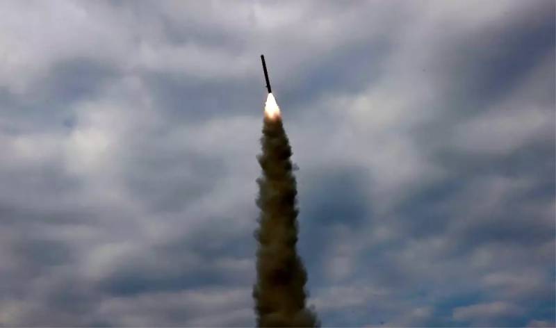 Şimali Koreyanın ABŞ Prezidenti Tramp Cənubi Koreyaya Gəlməzdən Əvvəl Keçirdiyi Raket Sınağı